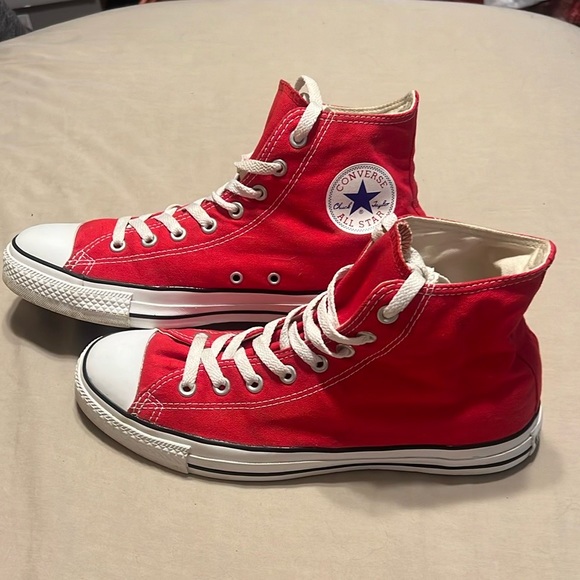 Red 9.5 Converse - Picture 1 of 4